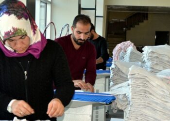 Tekstil atölyesine dönüştürülen düğün salonu işsizlere ekmek kapısı oldu