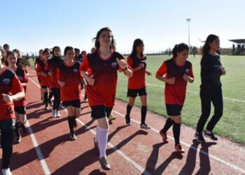Yeteneği keşfedilen Diyarbakırlı kızların futbol aşkı