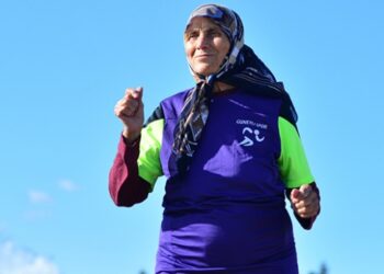 Gelibolu’nun “koşucu teyzesi” sporla kendini zinde hissediyor