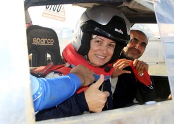 Off-road pilotunu eşi ve çocukları yalnız bırakmıyor