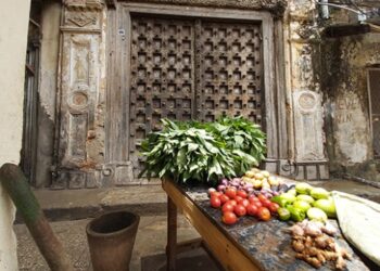 Zanzibar’ın, ev sahibinin hikayesini anlatan ahşap kapıları