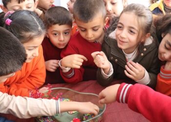 Miniklerin can dostları ile neşeli eğitimi