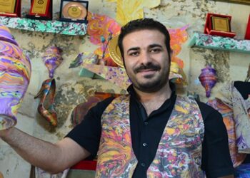 Ebru sanatıyla rengarenk kıyafetler tasarlıyor