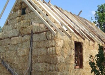 Isınmak için apartmandan çıkıp samandan ev yaptılar