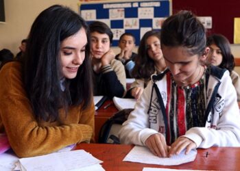 Reyhan öğretmen görmeyen öğrencisine ışık oldu