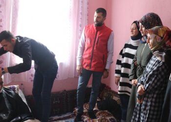 Gençler yaşlıların saç bakımı için seferber oldu