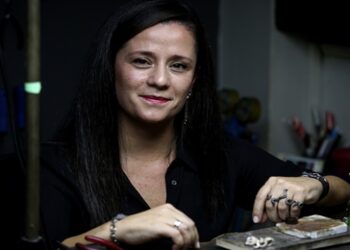 Kadın sadekar sanatıyla mücevherlere değer katıyor