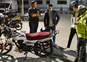 Anneden kask takmayan oğluna polise yakalatmalı doğum günü sürprizi