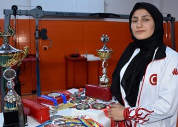 Dünyanın bileğini büküp asker selamı verdi