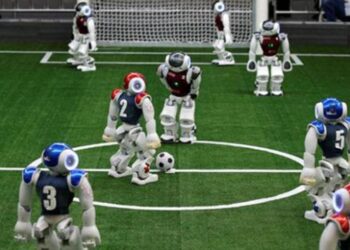 Robot futbolcular, insan rakiplerine karşı mücadeleye hazırlanıyor