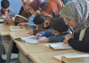 Anneler okulda çocuklarıyla kitap okuyor