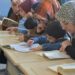 Anneler okulda çocuklarıyla kitap okuyor