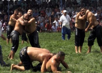 Er meydanında gülümseten görüntü