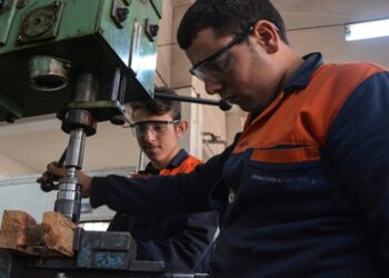 Okulların sıra ve masaları öğrencilerden