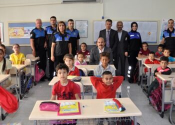 Polisten ihtiyaç sahibi öğrencileri ısıtan yardım
