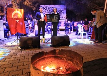 Traktör kasasında senfonik konser