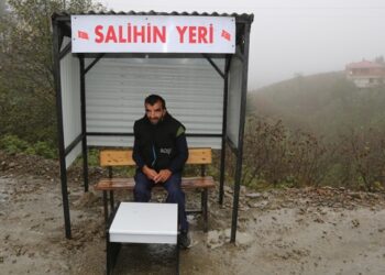 Salih artık araçlara yol kenarındaki yerinden el sallayacak