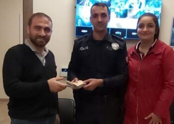 Lise öğrencisi yolda bulduğu parayı sahibine teslim etti