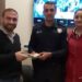 Lise öğrencisi yolda bulduğu parayı sahibine teslim etti