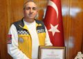 Hastayı sırtında taşıyan ambulans şoförüne plaket verildi