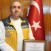 Hastayı sırtında taşıyan ambulans şoförüne plaket verildi