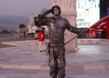 Canlı heykelden 24 saatlik ‘asker selamı’ rekoru