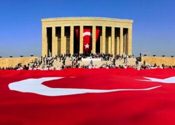 Öğrencilerden Anıtkabir’e dev Türk bayrağı