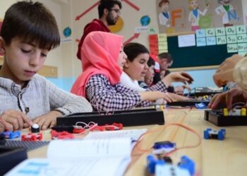 Köy okullarındaki çocukları bilimle buluşturuyorlar