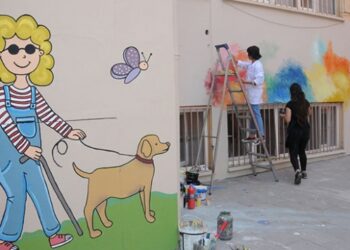 Resim öğretmenleri fırçalarıyla okulları renklendiriyor