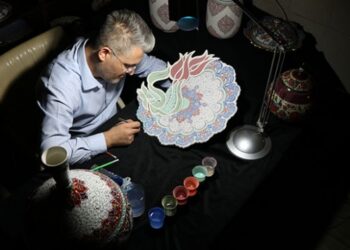 Tezhip ve kilim desenlerini çini sanatıyla buluşturdu