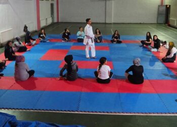 Milli sporcular yetiştiren antrenör, kadınlara kendini savunmayı öğretiyor