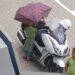 Kırık şemsiyesi ile polis motosikletini yağmurdan korudu