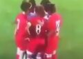 Maçta başörtüsü açılan futbolcuya rakip sporcular çember oldu