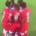 Maçta başörtüsü açılan futbolcuya rakip sporcular çember oldu
