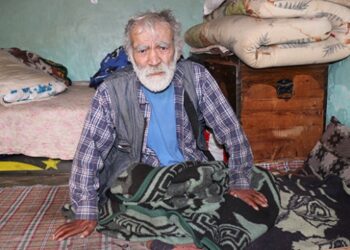 Ambulans şoförü, aracın giremediği yolda hastayı sırtında taşıdı