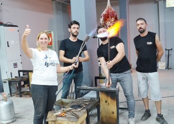 Bin 200 derecelik sıcaklıkta hayal gücünü cama yansıtıyor