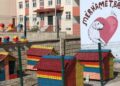 Atık malzemeler sokak hayvanlarına yuva oldu