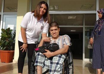 250 bin mavi kapakla okul arkadaşına tekerlekli sandalye aldı