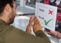 Türkçenin doğru kullanımı için otobüs duraklarına etiket yapıştırdılar