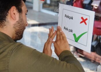 Türkçenin doğru kullanımı için otobüs duraklarına etiket yapıştırdılar