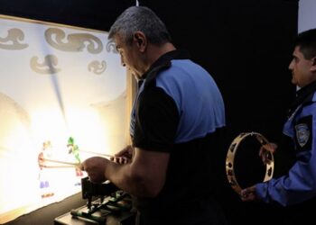 Polis “Hacivat ve Karagöz”le çocuklara güvenliği öğretiyor