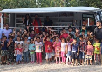 Minibüsle köylere kitap taşıyorlar