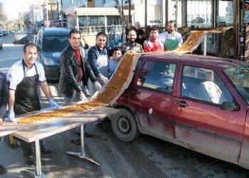 Lokantaya sığmayan 34 metrelik lahmacun caddeye taştı