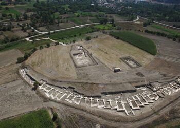 Anıtsal kapı yerel krallık düşüncesini kuvvetlendirdi