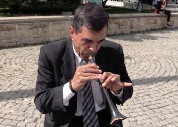 Farklı müzik aletlerine ses veren görme engelli müzisyen
