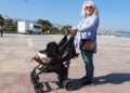 Yaşlı ve hasta köpeğine bebek gibi bakıyor