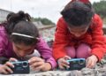 Köy köy dolaşıp öğrencilere fotoğrafçılığı öğretiyor
