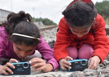 Köy köy dolaşıp öğrencilere fotoğrafçılığı öğretiyor