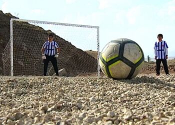 Köydeki öğrenciler spor sahalarına kavuştu