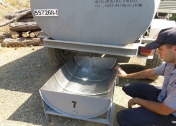 Askerler atık malzemelerden hayvanlar için suluk yaptı